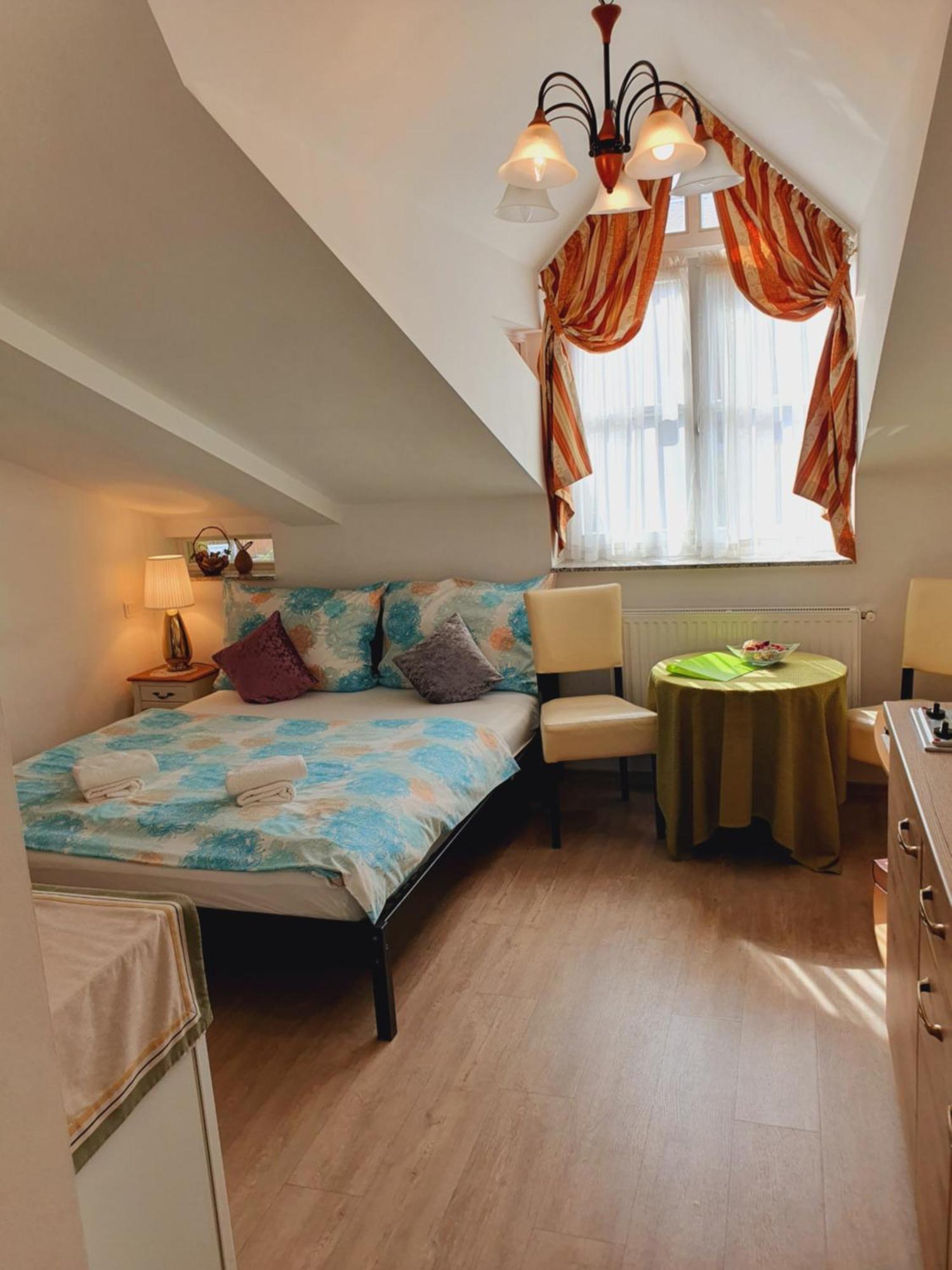 Karmelita Boutique Apartman 쇼프론 객실 사진
